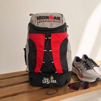 IRONMAN Lanzarote Triathlon Wasserdichter Diebstahlsicherer Rucksack mit Schuhfach, Bungee-Seil-System und Mehrfach-Taschen als Übergangstasche für