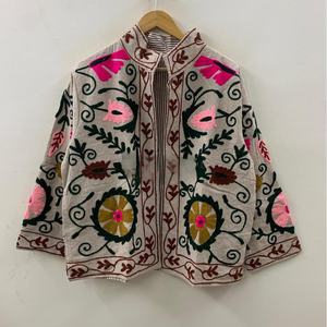 Chaqueta Suzani de Terciopelo Indio Hecha a Mano, Bordada con Estampado Animal, Abrigo Bohemio de Longitud Regular para Invierno, Regalo de Algodón para Mujer - Product Image 6