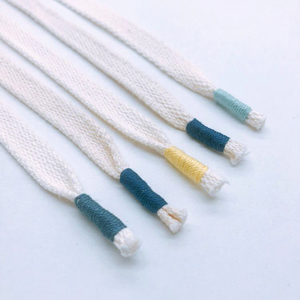 Cordon plat en coton de 1 cm avec extrémité en <span class=keywords><strong>macramé</strong></span> et pompon, sans AZO, écologique, pour textiles de maison, sacs et vêtements - Product Image 1