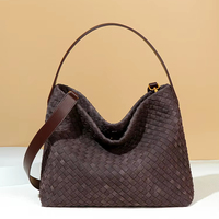 Nouveau Sac Bandoulière Croisé en Daim Tressé à la Main, Design Automnal Élégant et Tendance, Doublure en Polyester, Fermoirs de Luxe