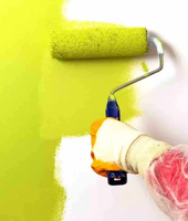Polyuréthane en spray bicomposant, imperméable et résistant aux UV, adapté aux domaines industriel et de construction.