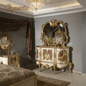 Elegante Cama Queen Size Clásica Europea con Cabecera Doble Acolchada en Terciopelo Beige y Detalles en Dorado, Juego de Dormitorio de Madera Sólida para Mansiones - Product Image 5