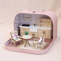 Diorama de cuisine miniature vintage : valise rose, armoire, cuisinière, évier, table, chaise, plante, tapis, étagère – Décoration d'intérieur, ornement, cadeau
