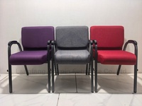 Chaises d'église empilables de 21 pouces avec accoudoirs en bois pour pasteur, théâtre, auditorium, conférences - Vente en gros