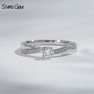 Anillo Solitario Unisex Clásico con Diamante Cultivado en Laboratorio de Corte Brillante de 0.2ct y 3.2mm, Chapado en Rodio sobre Oro Blanco de 18K, con Diamantes Laterales, Starsgem - Product Image 1