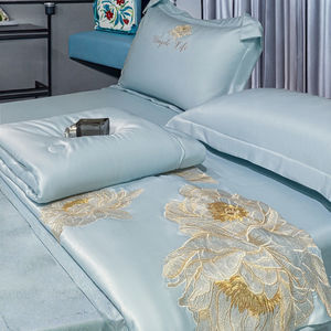 2025 colección <span class=keywords><strong>de</strong></span> verano seda hielo Rosa bordado flor rosa dorada 4 Uds juego <span class=keywords><strong>de</strong></span> sábanas Floral planta sólida para el hogar boda Hotel - Product Image 1
