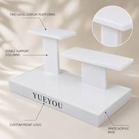 Présentoir à 3 niveaux asymétrique en acrylique blanc brillant, écologique et résistant à l'eau, pour produits de soin, avec plateformes à hauteur variable