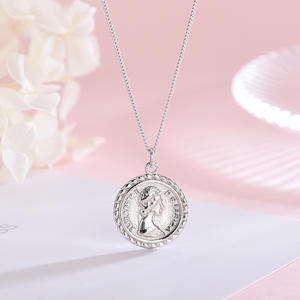 Collar de medallón de moneda de oro de moda para mujer, collares de retrato de Reina Isabel, colgantes elegantes de medallón en relieve de oro de 24K para mujer - Product Image 3