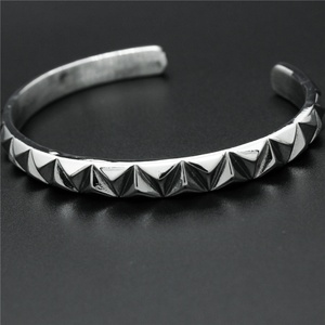 Pulsera Grabada Personalizada al por Mayor, Brazalete Abierto de Banda Delgada con Coordenadas Personalizadas, Joyería de Acero Inoxidable para Hombre - Product Image 1