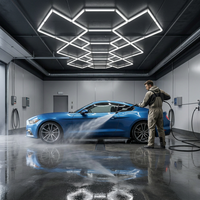 Éclairage LED hexagonal étanche et dimmable 6500K pour garage automobile, idéal pour les salles de lavage de voitures et les ateliers de detailing auto