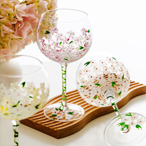 Verre à vin floral peint à la main avec logo personnalisé OEM, pied torsadé esthétique, grand volume, pour mariage, hôtel, café - Product Image 4