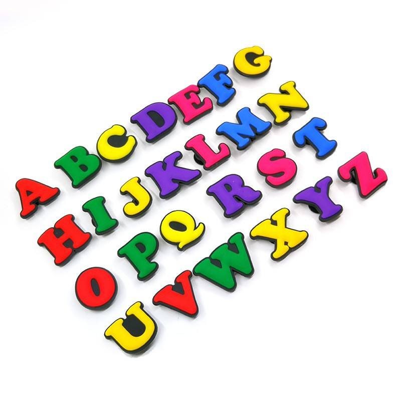 Juego de 26 piezas de letras de colores.