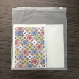 Bolsas con Cierre Hermético Personalizadas con Logotipo Negro - Bolsas Reutilizables Impermeables para Productos de Belleza - Product Image 4