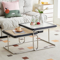 Table basse vintage moderne minimaliste, coins arrondis, design rétro de luxe léger pour les petites maisons - rotin, verre, acier inoxydable