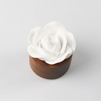 Diffuseur d'huiles essentielles en céramique parfumée pour la décoration intérieure, avec base en bois faite à la main et fleur en porcelaine, en stock