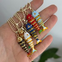 Collar de Peces Coloridos de la Serie Océano de Verano - Collar de Cadena con Diseño de Pez Dorado Único y Moderno - Venta Directa de Fábrica
