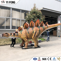 Parc d'attractions, dinosaures animatroniques réalistes grandeur nature, animaux de type Stégosaure