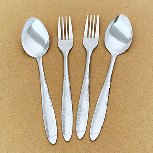 Ensemble de couverts en acier inoxydable à motif semi-entièrement gravé, comprenant couteau, cuillère et fourchette, couleur argent, pour fêtes et mariages - Product Image 1