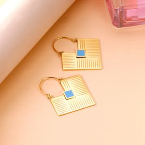 ต่างหูห้อยรูปใบไม้สแตนเลสสตีลชุบทอง 18k สำหรับผู้หญิง กันน้ำ - Product Image 3