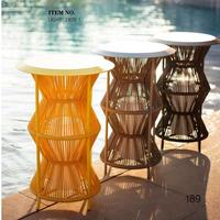 Tissage élégant en corde pour jardin, petite table d'appoint imperméable avec éclairage LED pour ensemble de mobilier d'extérieur