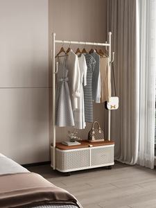 Porte-vêtements <span class=keywords><strong>sur</strong></span> pied de couleur crème moderne avec <span class=keywords><strong>panier</strong></span> de rangement et <span class=keywords><strong>roulettes</strong></span> pour l'organisation des vêtements dans la chambre - Product Image 4
