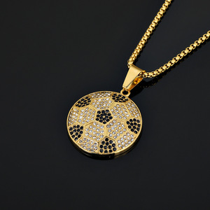 Hip Hop fútbol 18K chapado en oro no deslustre Zirconia cúbica no deslustre impermeable colgante de joyería de acero inoxidable para hombre - Product Image 4