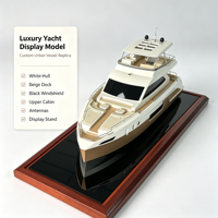 Modèle de yacht de luxe personnalisé avec coque blanche épurée, pont beige et support d'exposition noir
