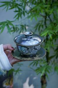 Gaiwan Wujin Glaze peint à la main avec des détails dorés et argentés des Trois <span class=keywords><strong>amis</strong></span> de l'hiver, ensemble thé de l'après-midi et soucoupe - Product Image 3