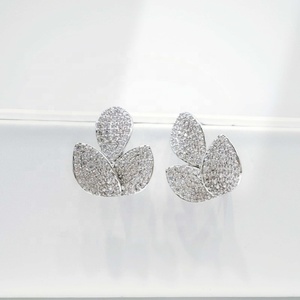 Pendientes de tuerca de cobre al por mayor, chapados en rodio, con circonita, diseño floral, geométricos, de lujo, estilo occidental, elegantes, para mujer, para bodas y fiestas. - Product Image 1