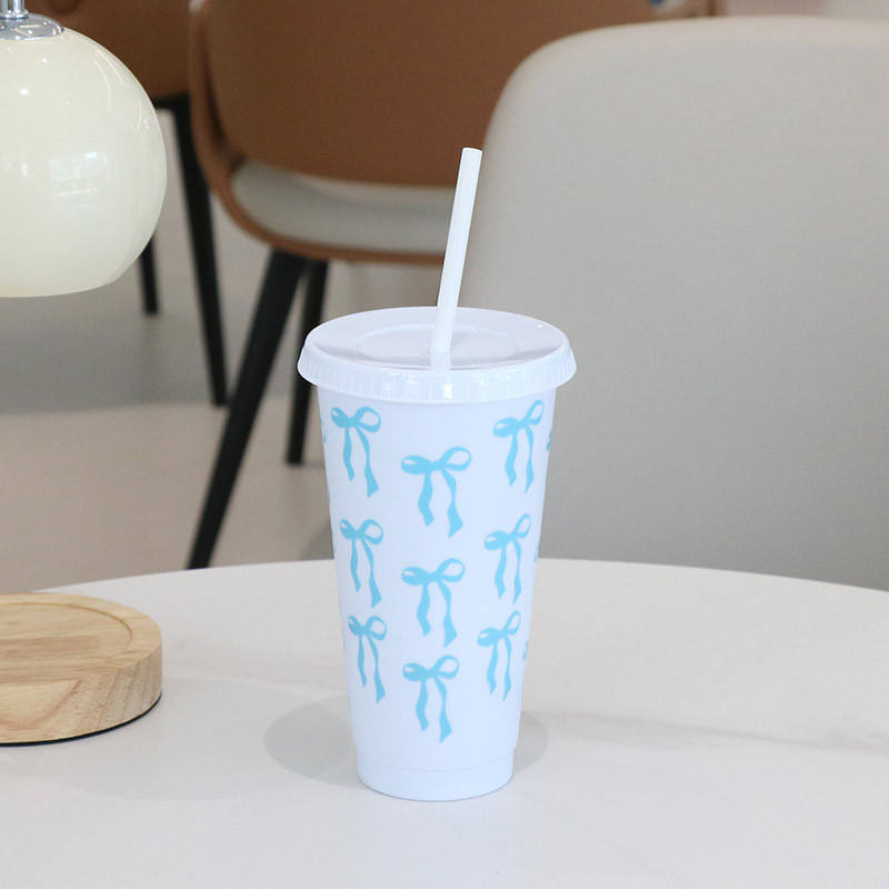 Tasse blanche avec nœud bleu