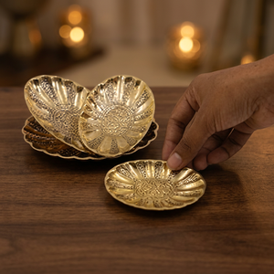 Assiettes décoratives en forme de feuille dorée, en métal fait main, vaisselle glamour pour les fêtes - Product Image 6