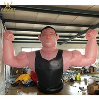 Décoration de salle de boxe : Hommes musclés gonflables comme accessoires.