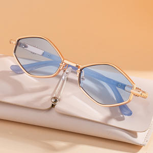 Lunettes de soleil polygonales Soho pour femmes, protection UV400, classe 2, monture en plastique et métal, couleur noire, avec étui - Product Image 2