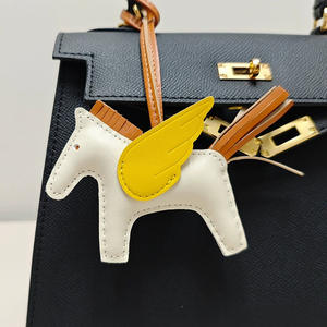 Kreativer 3D Fliegendes Pony PU-Leder Schlüsselanhänger Süßer Pferde-Taschenanhänger Auto-Schlüsselhalter Rucksack-Charm Geschenk für Mädchen bei Geringer Mindestbestellmenge - Product Image 3