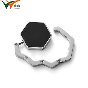 Gancho de Mesa Portátil Hexagonal Único y Moderno para Bolsos, Plegable, Metálico - Product Image 4