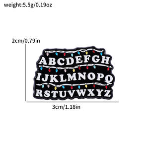 लोकप्रिय अजनबी चीजों का निर्माण धातु बैज फंतासी साहसिक फिल्म अंग्रेजी पाठ सॉफ्ट एनमेल लैपल पिन - Product Image 2