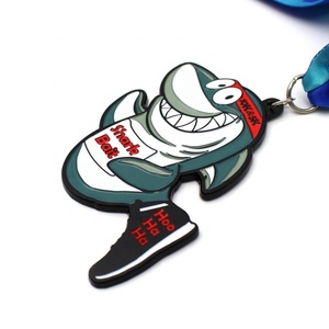Medalla de Plástico PVC Personalizada y Colorida para Carreras de 5k, Maratón, con Cinta y Cordón - Product Image 4