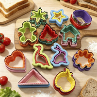 Buntes Ausstechformen-Set mit Herz-, Stern-, Baumhaus- und Lebkuchenformen Fondant-Backwerkzeuge Sandwich-Ausstecher für Kinder
