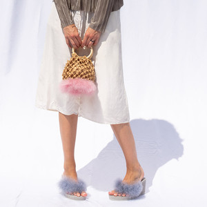 รองเท้าแตะส้นสูงประดับขนนกสีเทาสำหรับผู้หญิง - Product Image 6