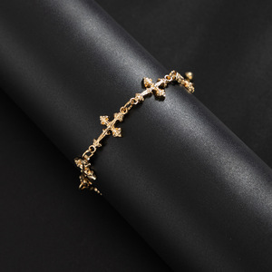 Bracciale con ciondolo a croce mini goffrata placcato oro, catena sottile, gioiello da polso religioso stile gotico streetwear per uomo e donna, idea regalo - Product Image 4