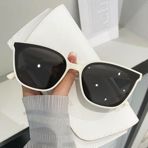 Gafas de sol Gm para mujer, montura de PC, lentes de resina, protección Uv400, tipo 3, estilo cuadrado pequeño, Yc8913 F4 - Product Image 2