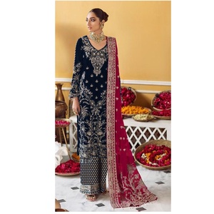 Costume Salwar Kameez en velours de créateur avec broderie lourde Salwar Kameez en vente à l'exportation - Product Image 1
