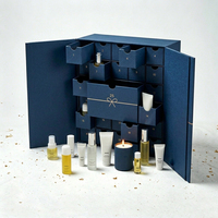 Boîte de calendrier de l'Avent bleu nuit personnalisée avec 25 tiroirs symétriques de tailles variées, emballage en papier pour cadeaux d'entreprise