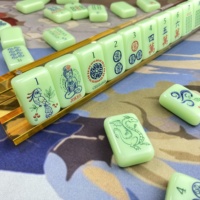 Ensemble de Mahjong Américain Moderne Premium Prêt à l'Expédition, Tuiles en Acrylique de Luxe Personnalisables, Pliable et Portable, Vente Directe Usine, Cadeau pour la Famille