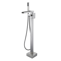 Robinet de baignoire moderne chromé sur pied avec cascade et douchette à main, mitigeur en laiton