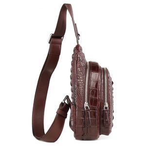 Bolso de Pecho de Piel de Cocodrilo Genuina al por Mayor para Hombre, Diseño Moderno con Cierre de Cremallera, Tamaño 29x20cm - Product Image 3