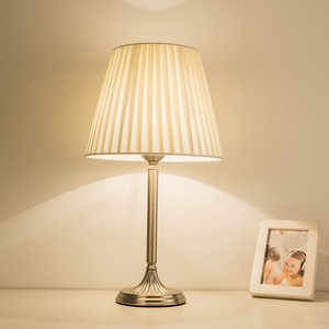 Nordisches Design Moderne LED-Schreibtischlampe Hochwertige Stoff-Eisen-Kombination für Schlafzimmer Wohnzimmer AC220V Metallschirm - Product Image 1
