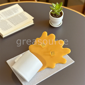 Portatelefono che abbatte il tè al latte e caffè che ribalta lo scherzo della tazza per bevande cucchiaio di sostegno artigianale decorazione creativa del Desktop - Product Image 2