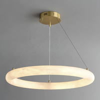 Lustre suspendu d'intérieur design moderne Camila LED en albâtre espagnol, forme anneau, tube circulaire, laiton antique, bronze