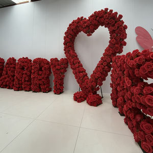 Arco de Flores Artificiales de Seda en Forma de Corazón con Rosas Rojas Realistas para Decoración de Fondo de Boda - Product Image 3